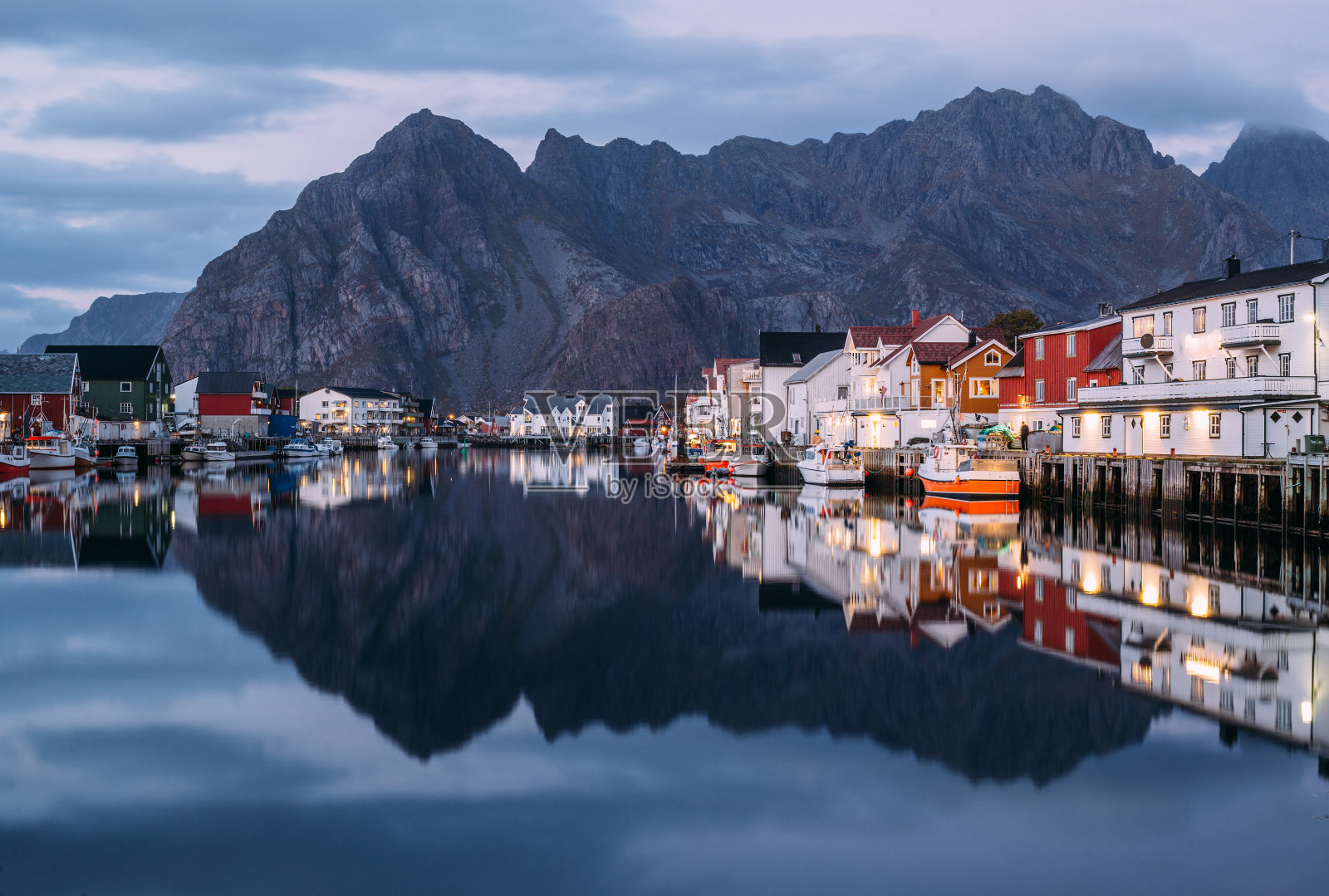 罗浮敦群岛的挪威渔村照片摄影图片