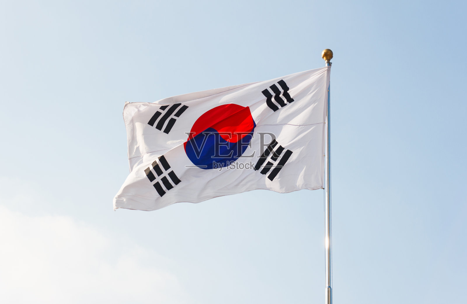 蓝天背景下飘扬的韩国国旗。照片摄影图片