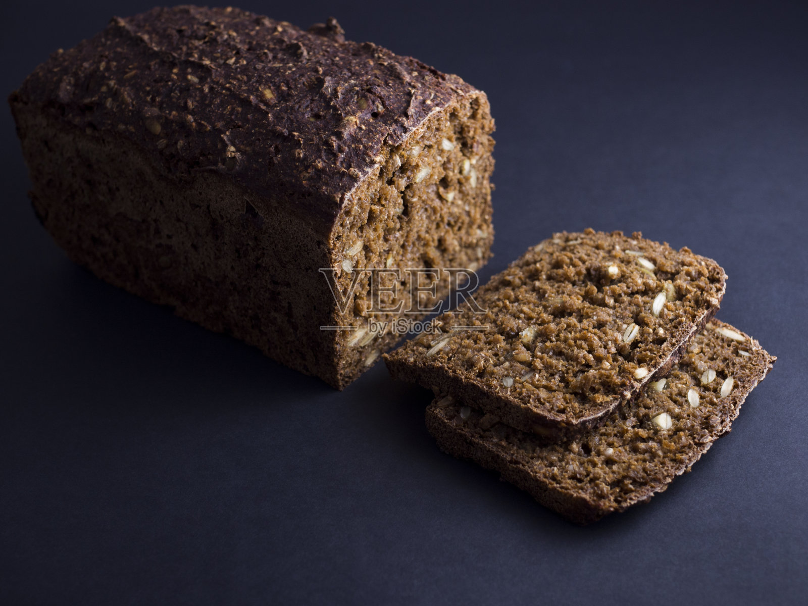 丹麦黑麦面包，切成薄片，孤立在黑色背景上照片摄影图片