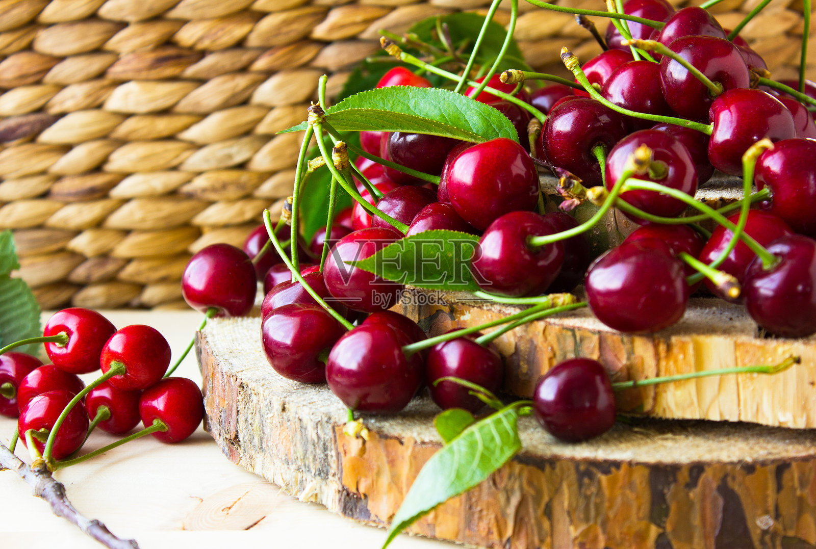 红色成熟的新鲜樱桃木袋背景。花园新鲜的有机樱桃。食品的背景。照片摄影图片