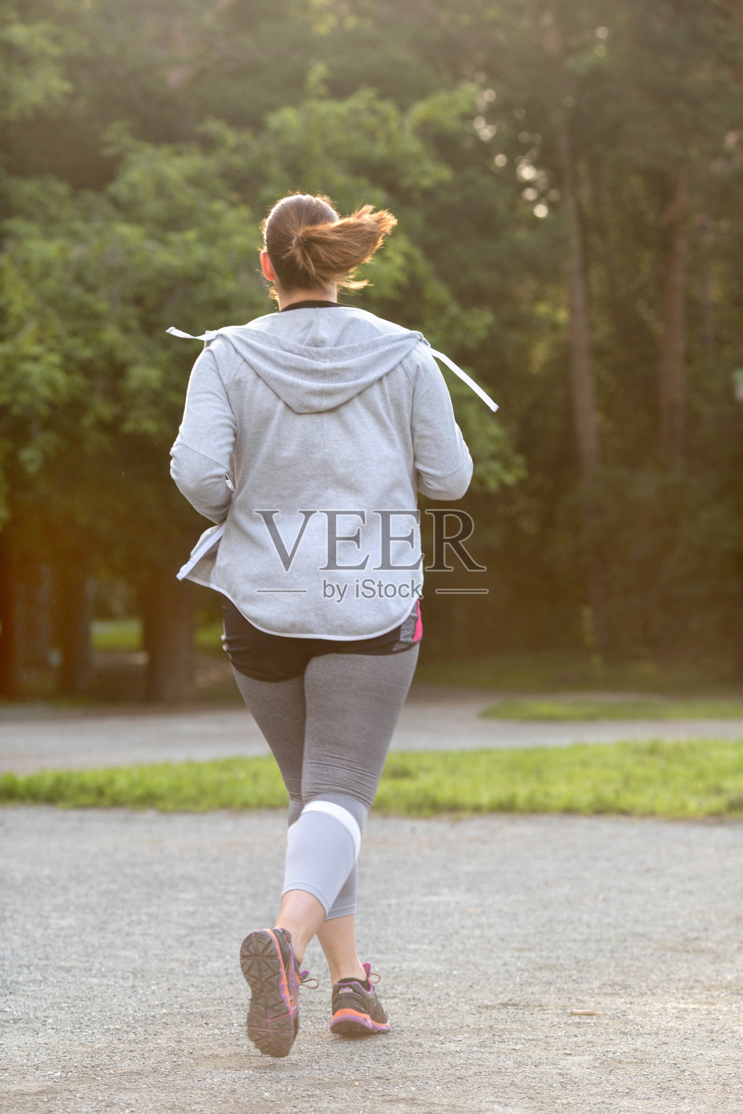 胖女人背跑。减肥的概念照片摄影图片