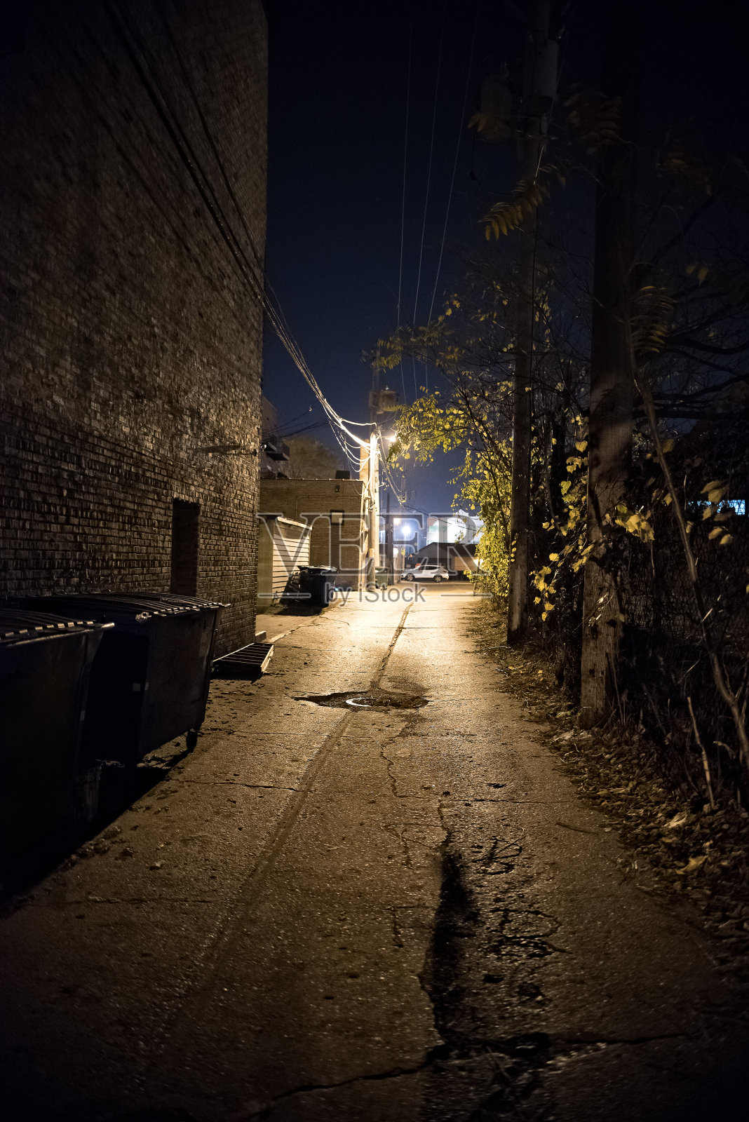 黑暗的城市小巷的夜晚照片摄影图片
