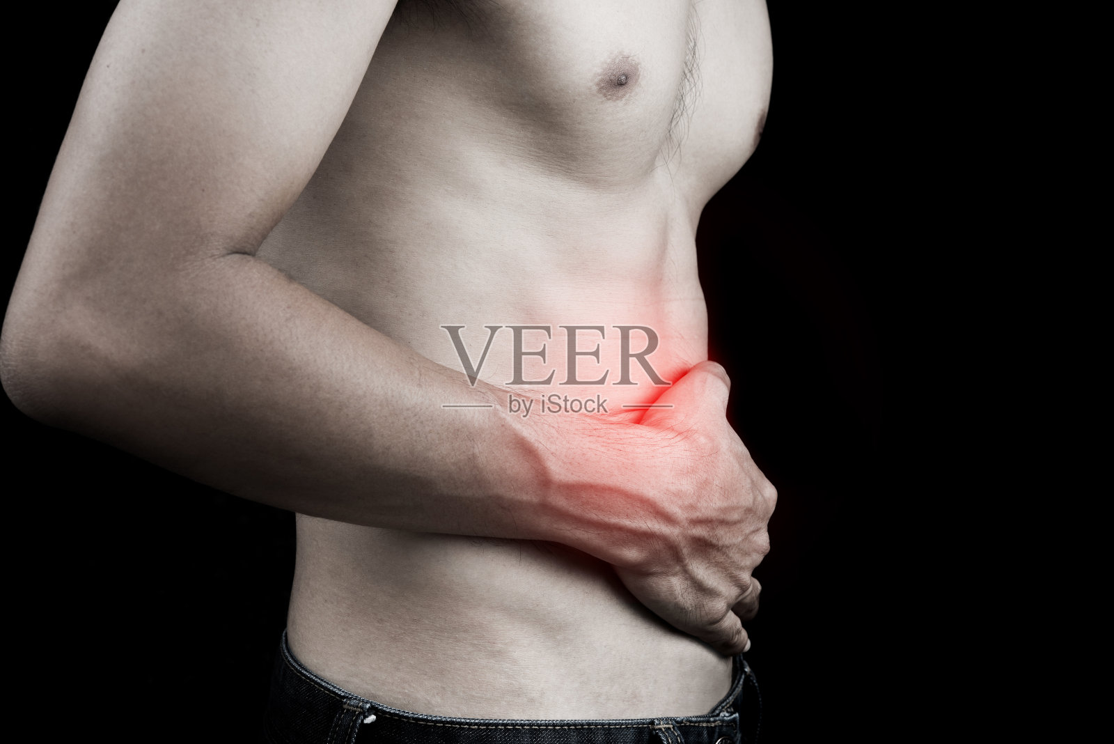 男人用手触摸胃痛和疼痛保健疾病的医学概念照片摄影图片