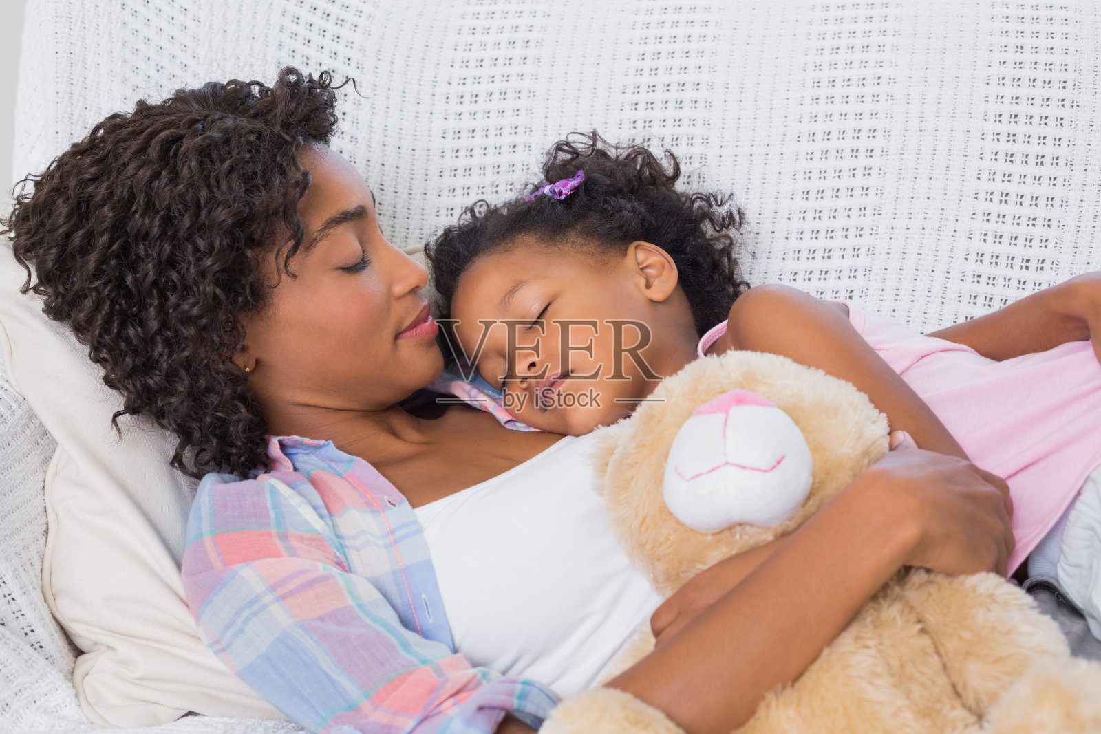 可爱的女儿和妈妈在沙发上睡觉照片摄影图片
