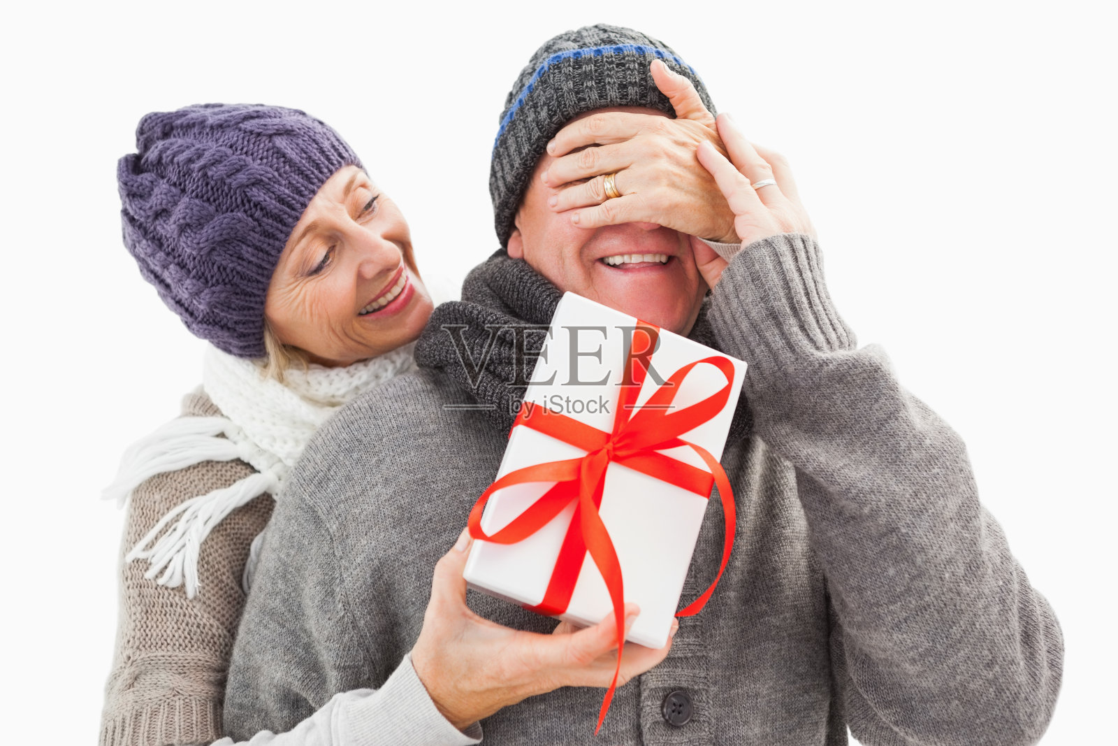 快乐成熟的女人对伴侣藏礼物照片摄影图片