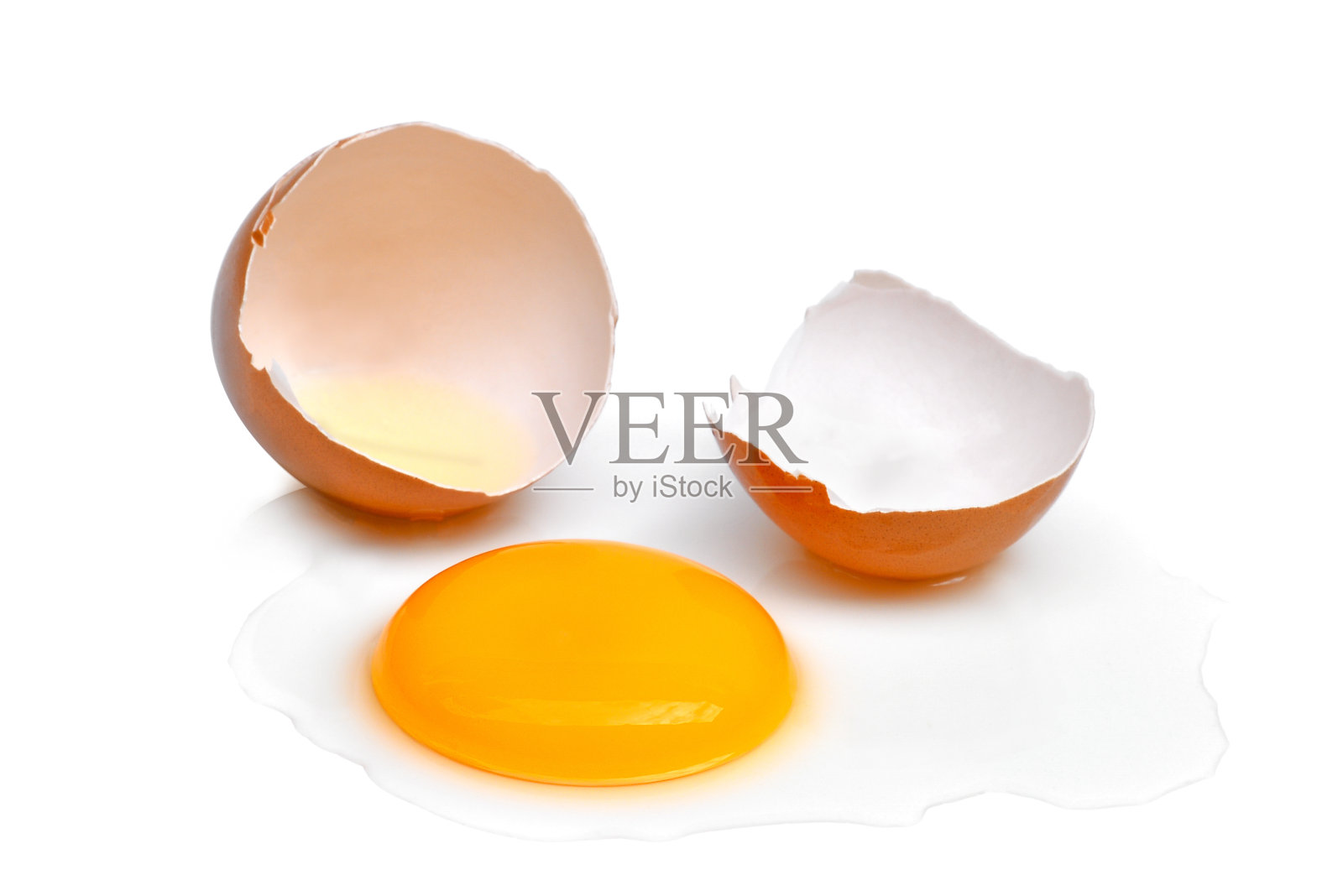 有蛋壳、蛋黄和蛋白的破蛋，在白色背景上分离照片摄影图片
