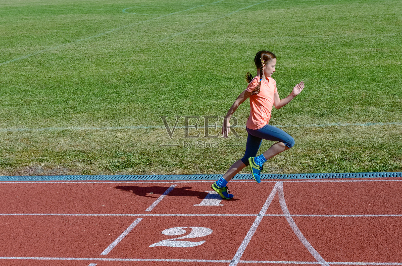 儿童运动，儿童在体育场跑道上奔跑，训练和健身的理念照片摄影图片