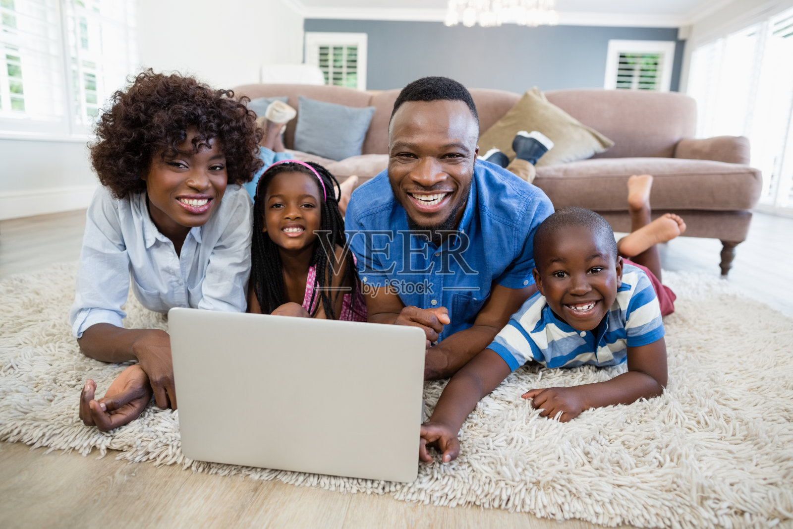 幸福的家庭在家里的客厅使用笔记本电脑照片摄影图片