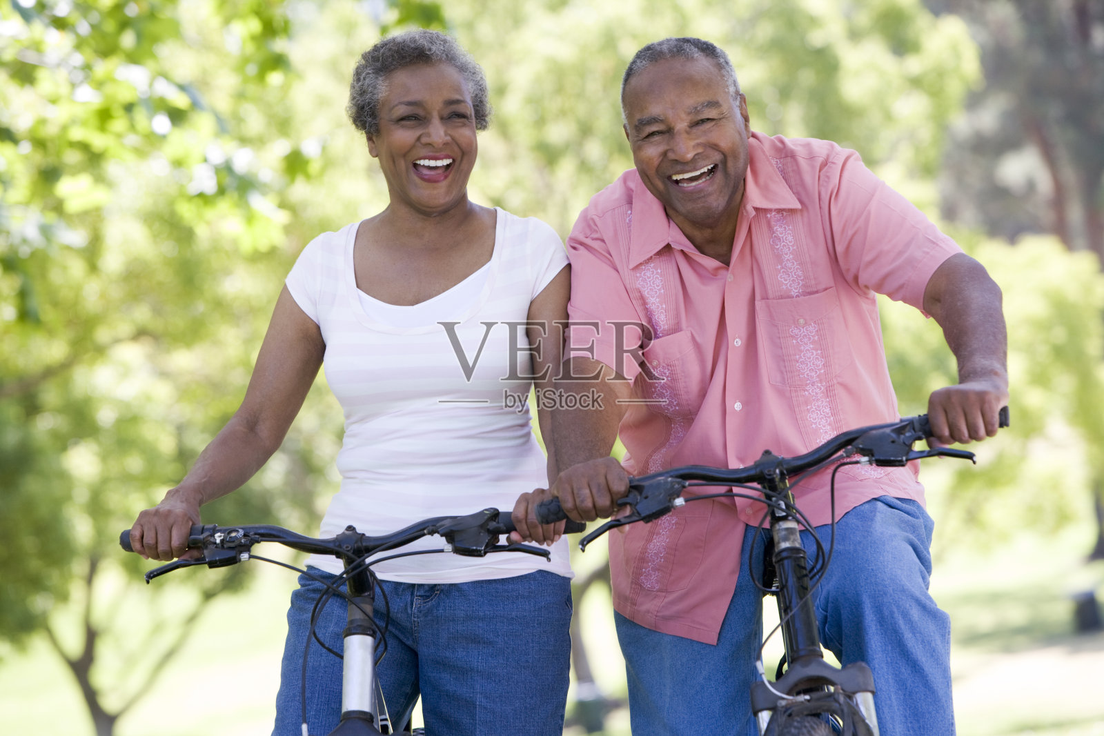 老年夫妇骑自行车照片摄影图片
