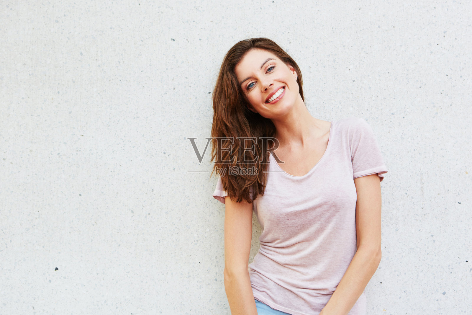 迷人的年轻女士对着白色的背景微笑照片摄影图片