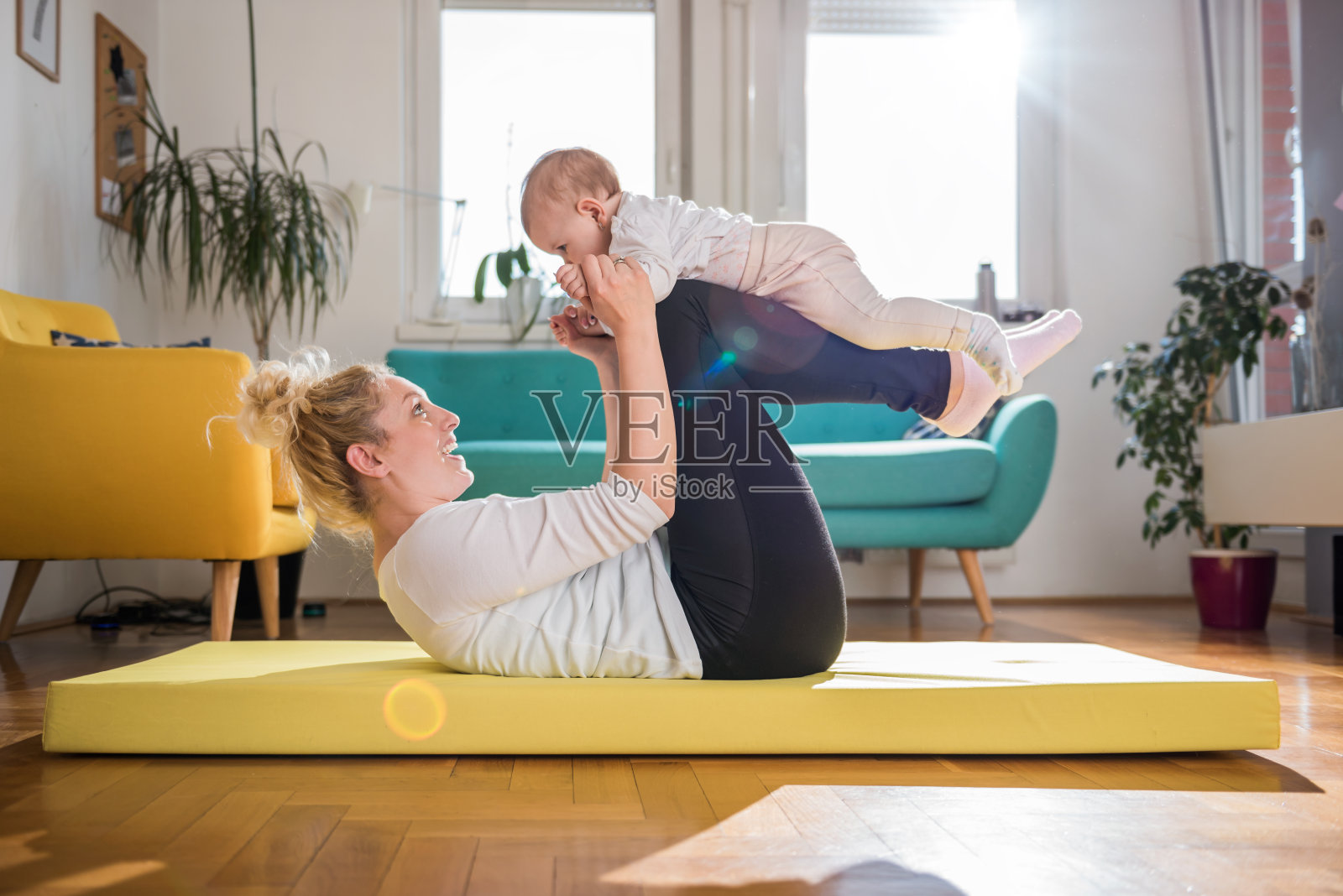 妈妈在家和宝宝一起锻炼照片摄影图片