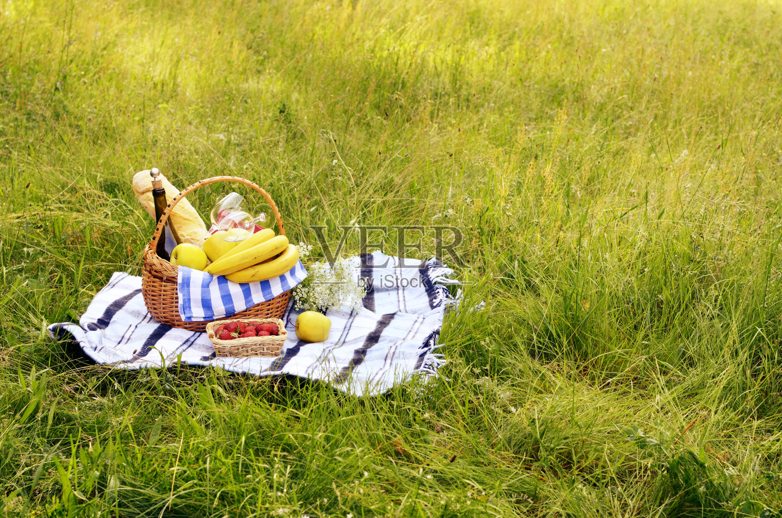 野餐篮和草莓照片摄影图片