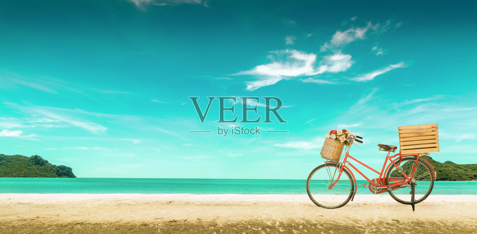 红色复古自行车在白色沙滩上的蓝色海洋和清澈的蓝天背景，春天或夏天度假概念，复古风格。照片摄影图片