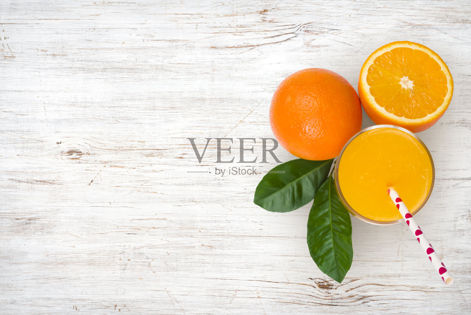一杯橙汁和水果在复古的木制背景插画图片素材