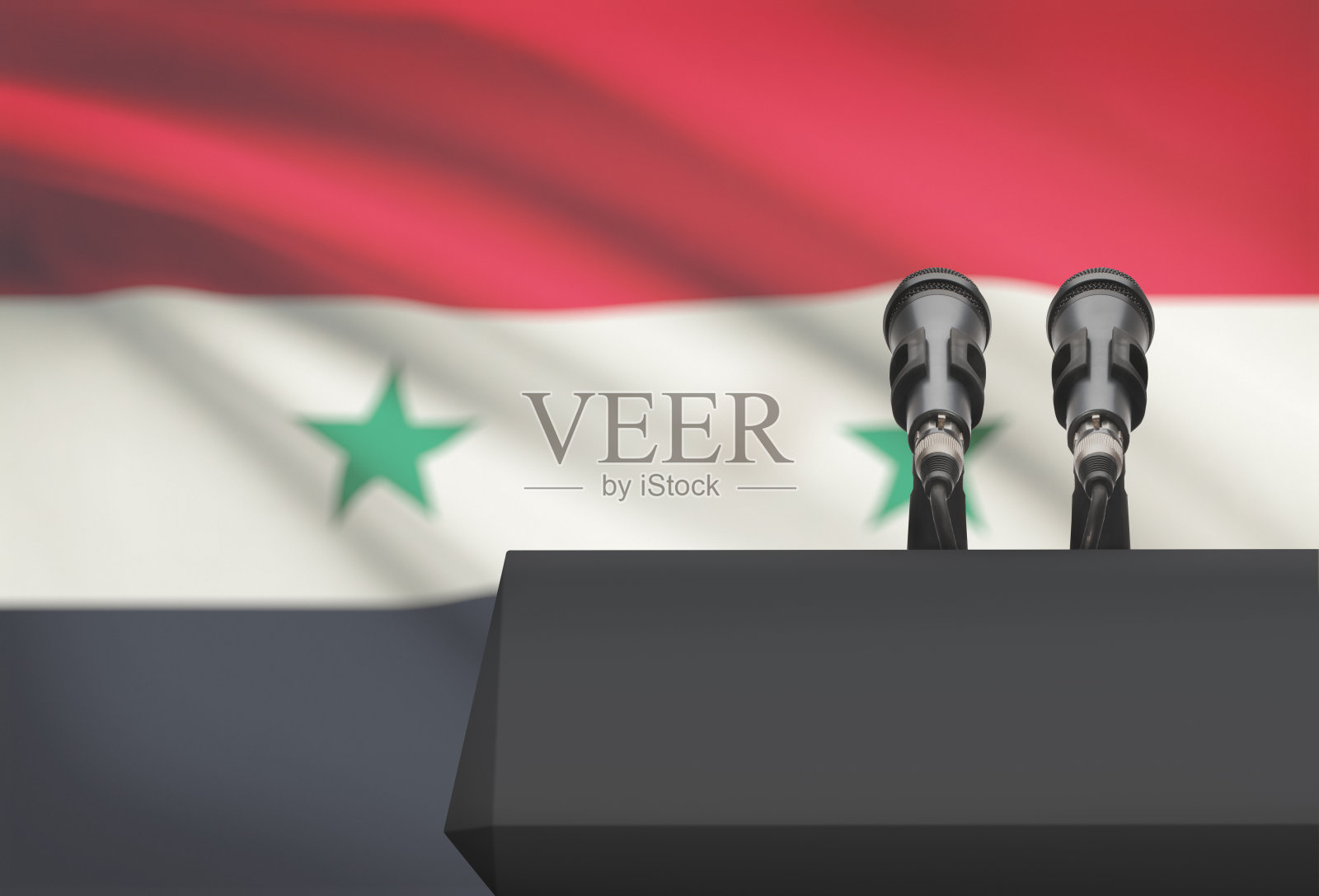 讲坛和两个麦克风背景是叙利亚国旗照片摄影图片