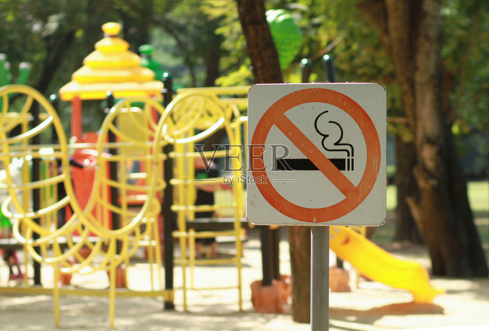 公园儿童游乐场附近有禁烟标志照片摄影图片