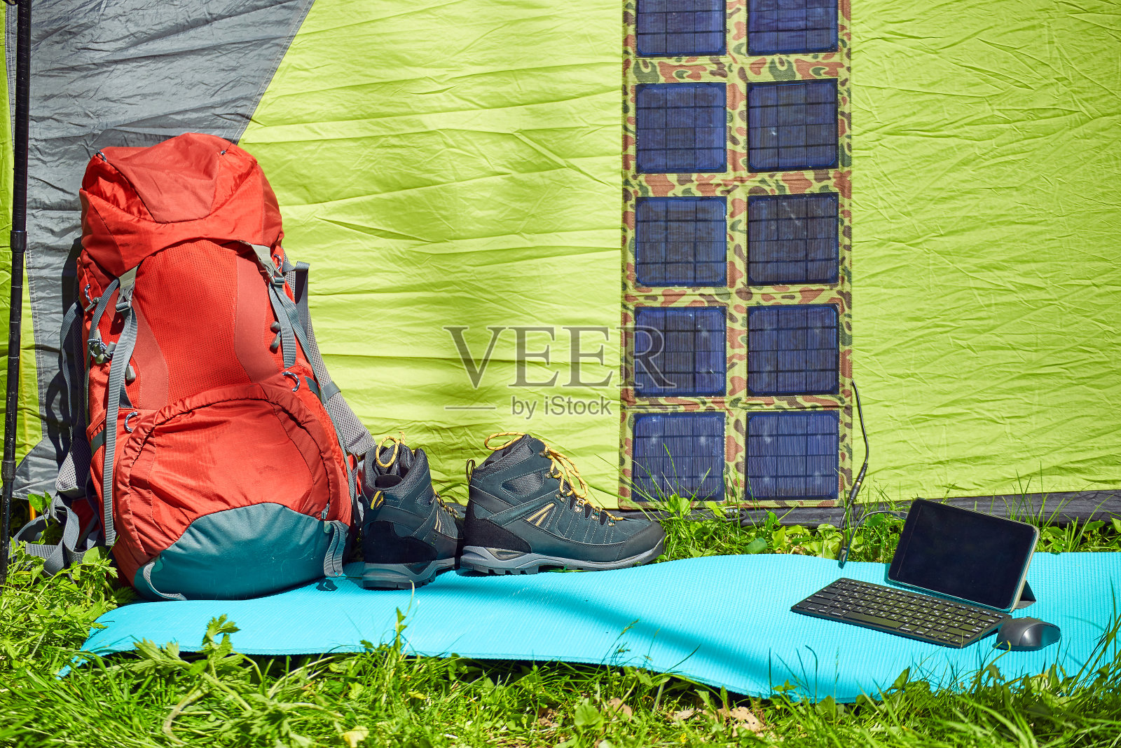 带着背包和帐篷在森林的空地上露营。照片摄影图片