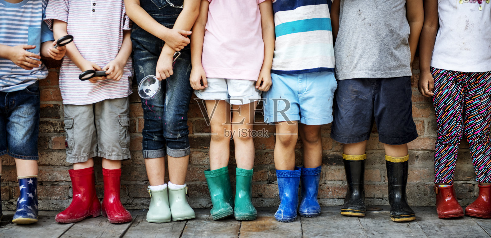 一群幼儿园小朋友拿着放大镜进行探索照片摄影图片