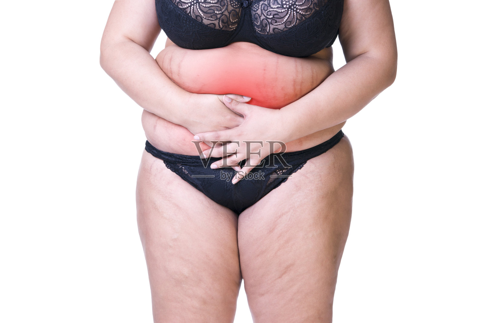 肥胖女性月经疼痛，子宫内膜异位症或膀胱炎，胃痛，超重女性身体孤立在白色背景照片摄影图片