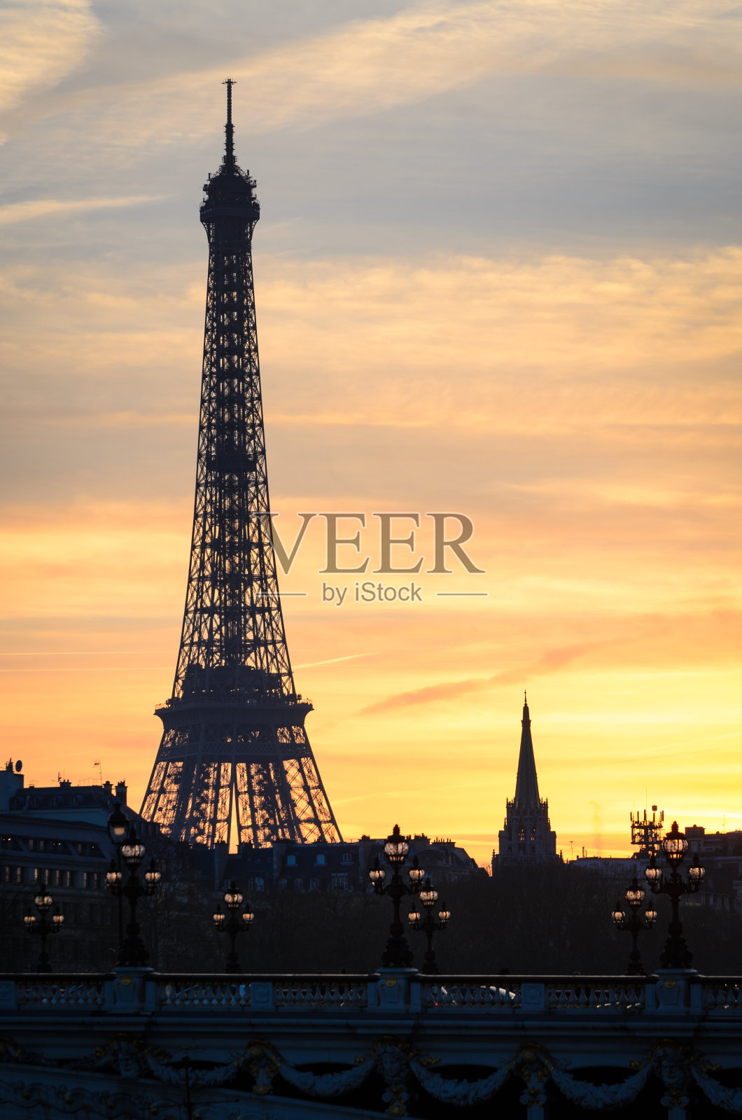 日落时分的巴黎艾菲尔铁塔照片摄影图片