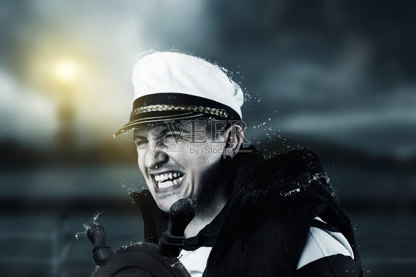 舵手穿着背心和帽子与风暴搏斗照片摄影图片