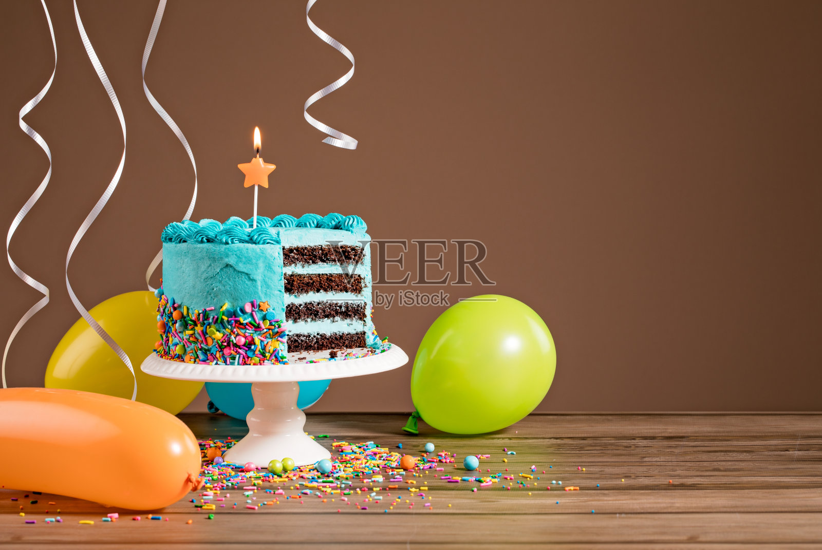 气球生日蛋糕照片摄影图片