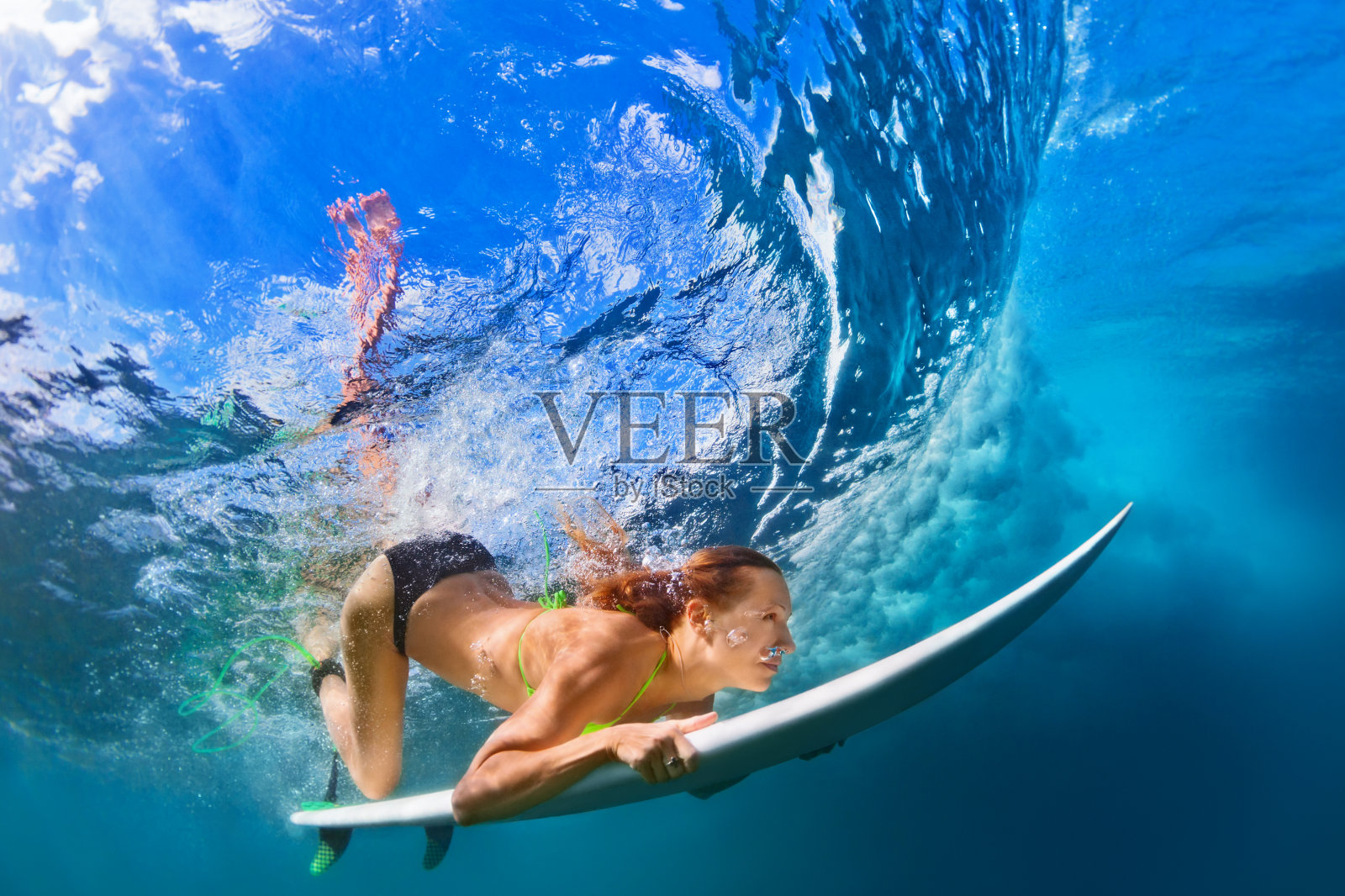 活跃的女孩在比基尼潜水冲浪板行动照片摄影图片