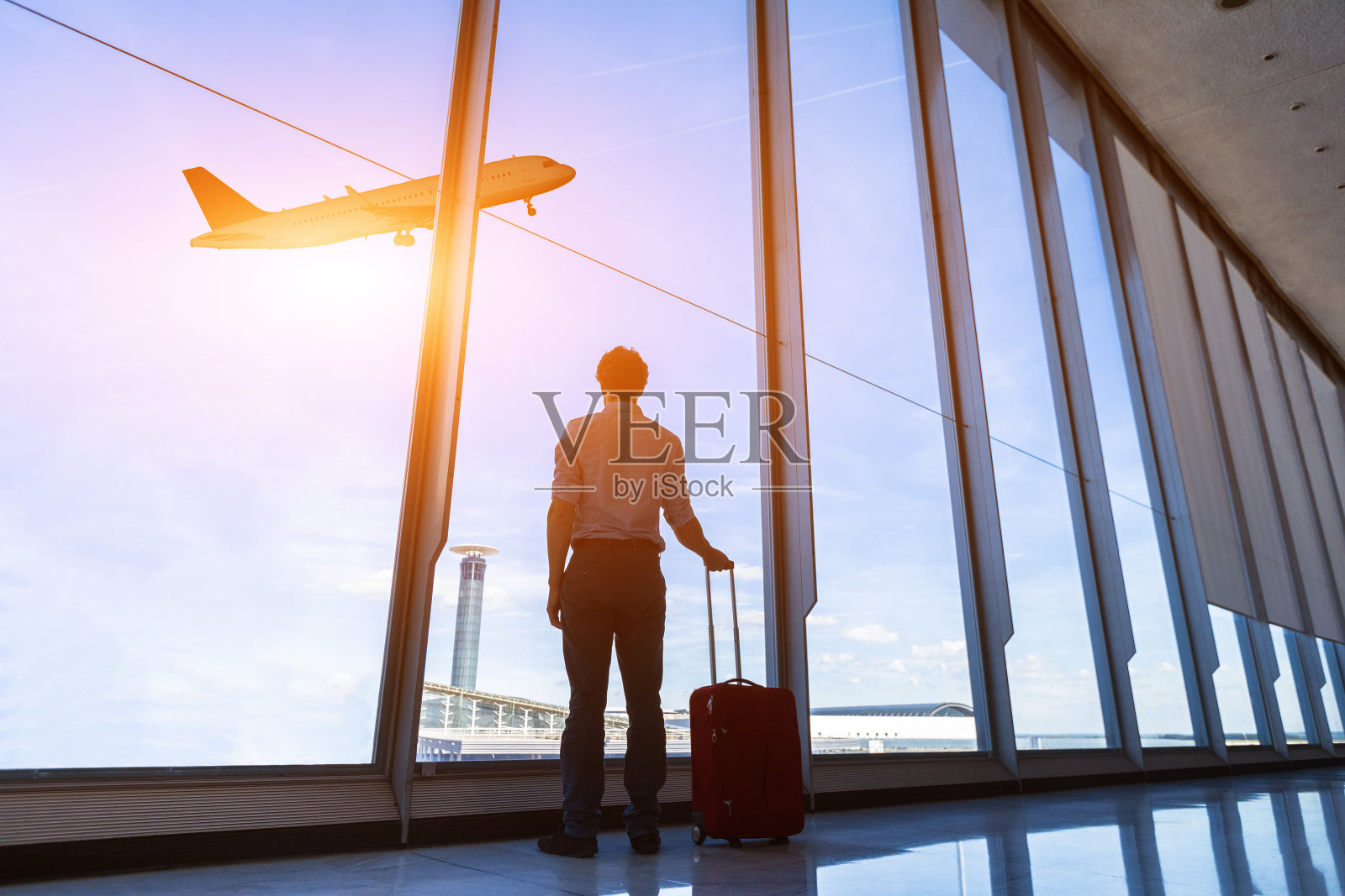 商人提着手提箱在机场国际登机口，驾驶飞机照片摄影图片