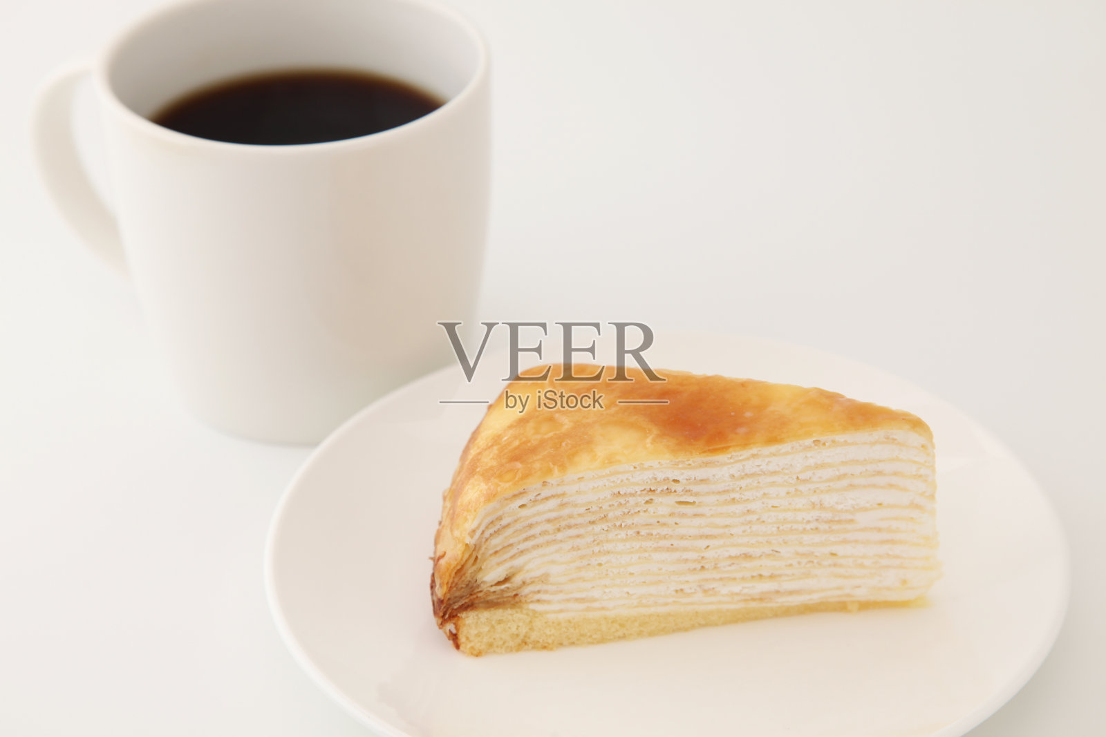 法式薄煎饼盘，热咖啡，白色背景照片摄影图片