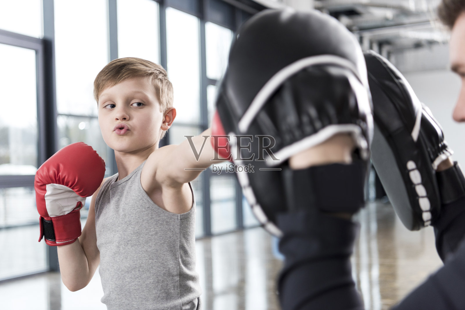 小男孩与教练练习拳击照片摄影图片