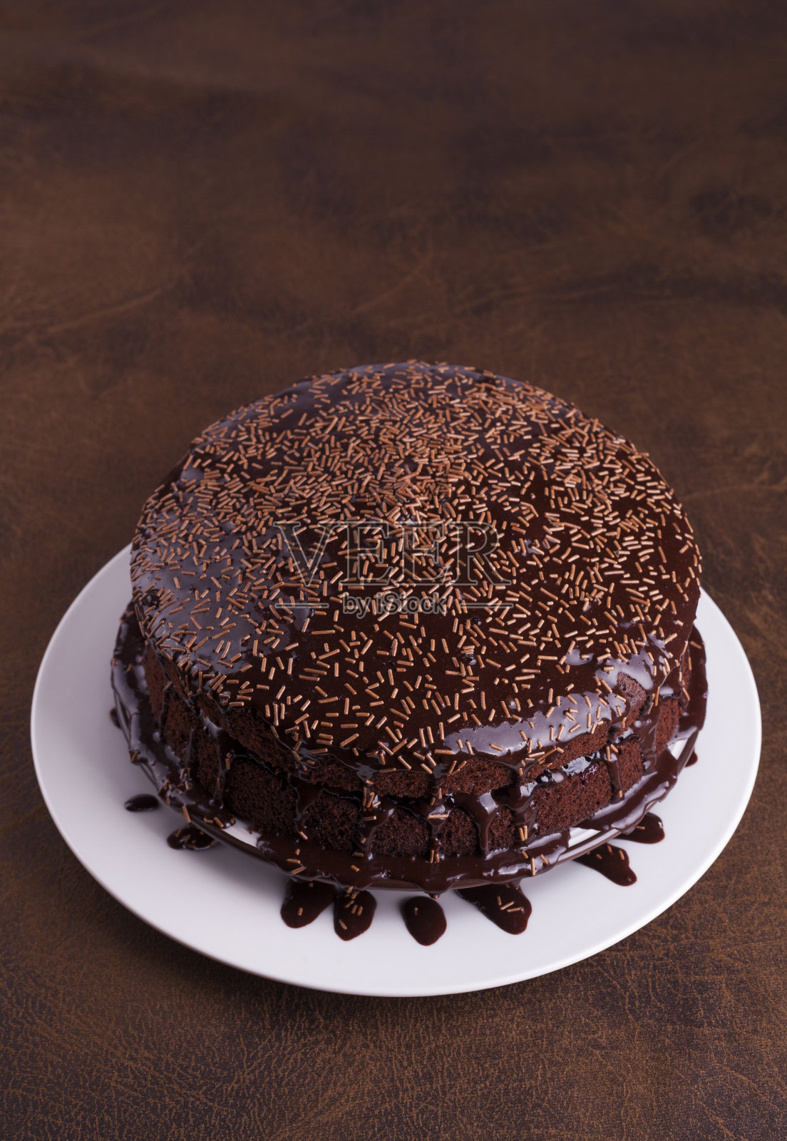 奢华的巧克力蛋糕在白色盘子照片摄影图片