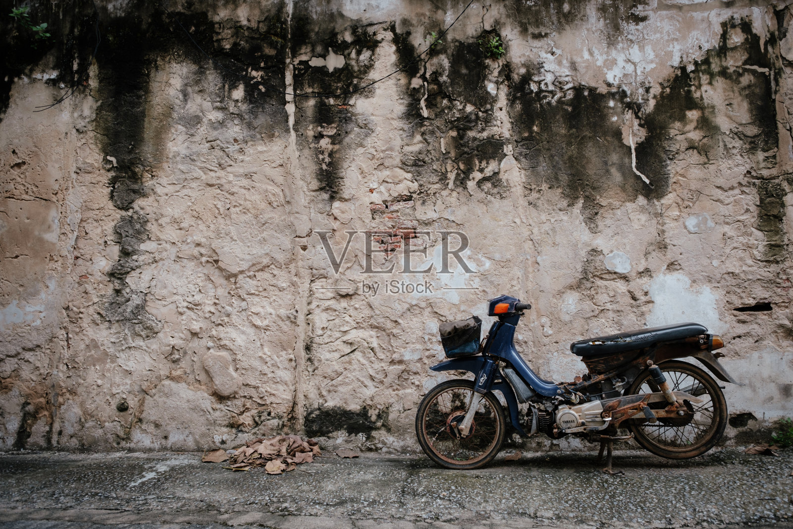 泰国曼谷的旧摩托车与旧墙纹理背景照片摄影图片