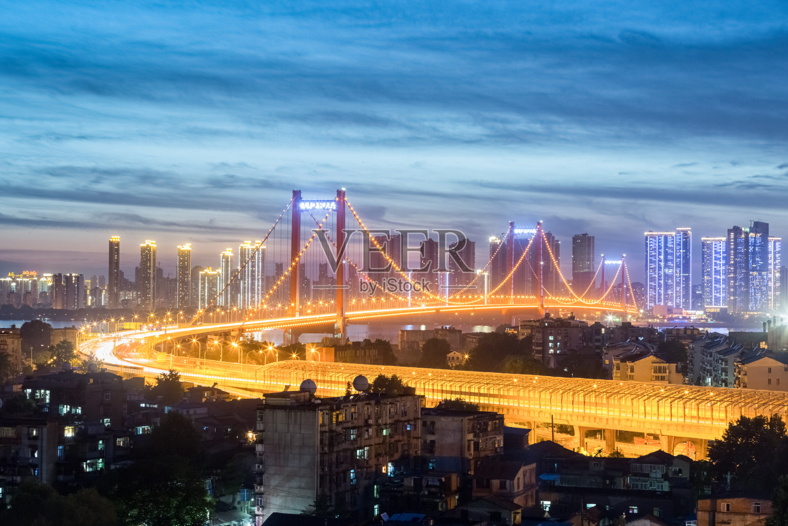 武汉吊桥夜幕降临照片摄影图片
