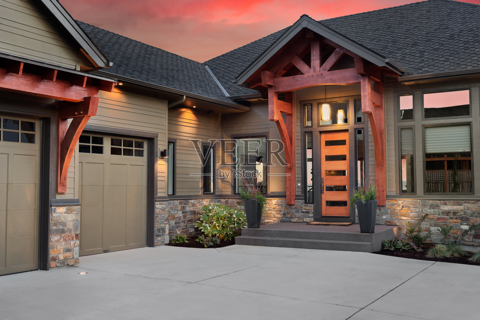 美丽的家庭外观细节与多彩的日落:前门，入口，和车库照片摄影图片
