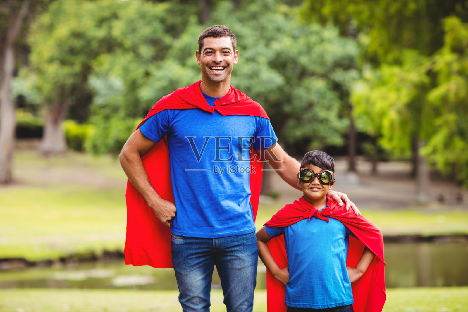 父亲和儿子穿着超级英雄的服装照片摄影图片