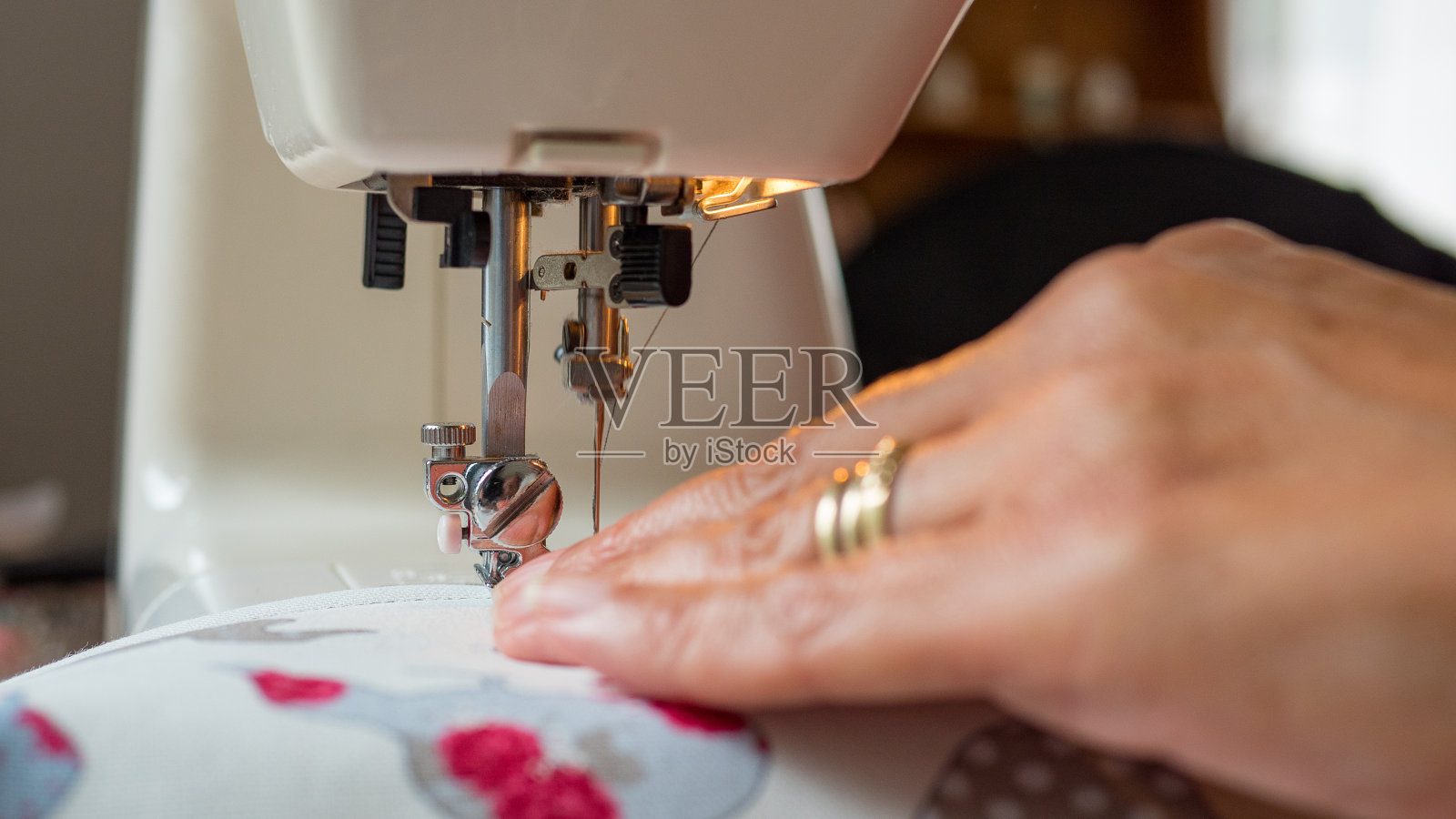 缝纫机缝制织物照片摄影图片