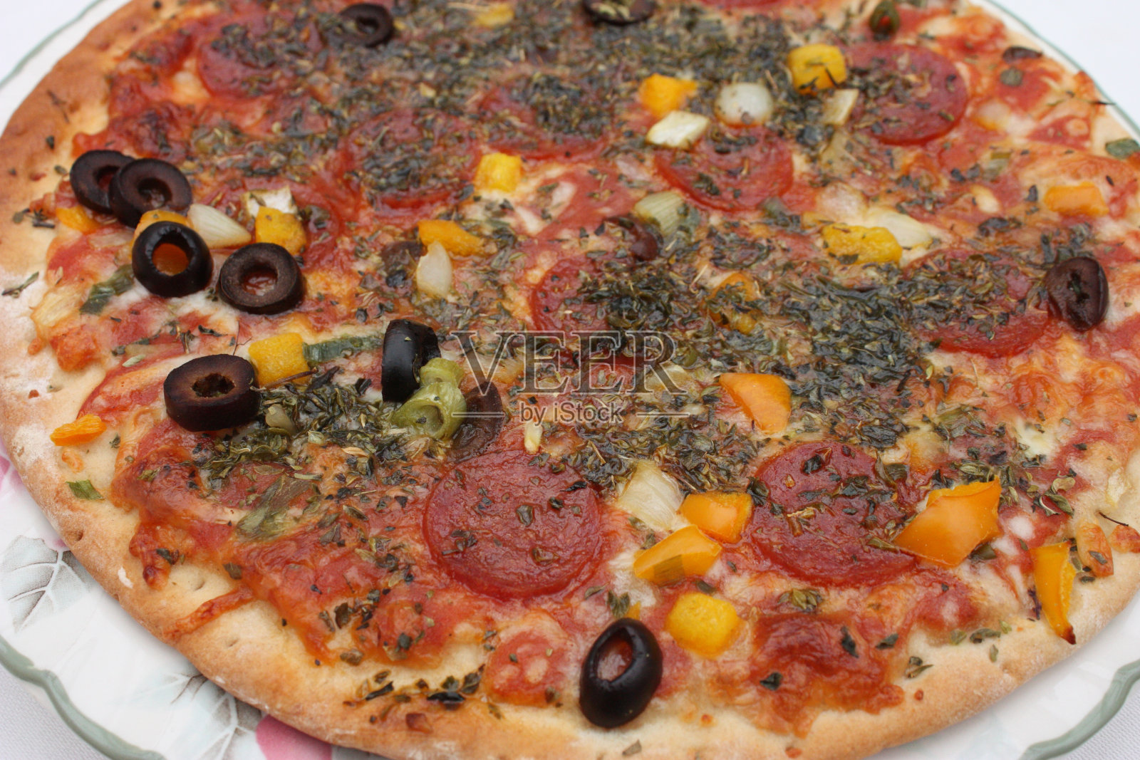披萨配格鲁耶尔橄榄番茄酱照片摄影图片