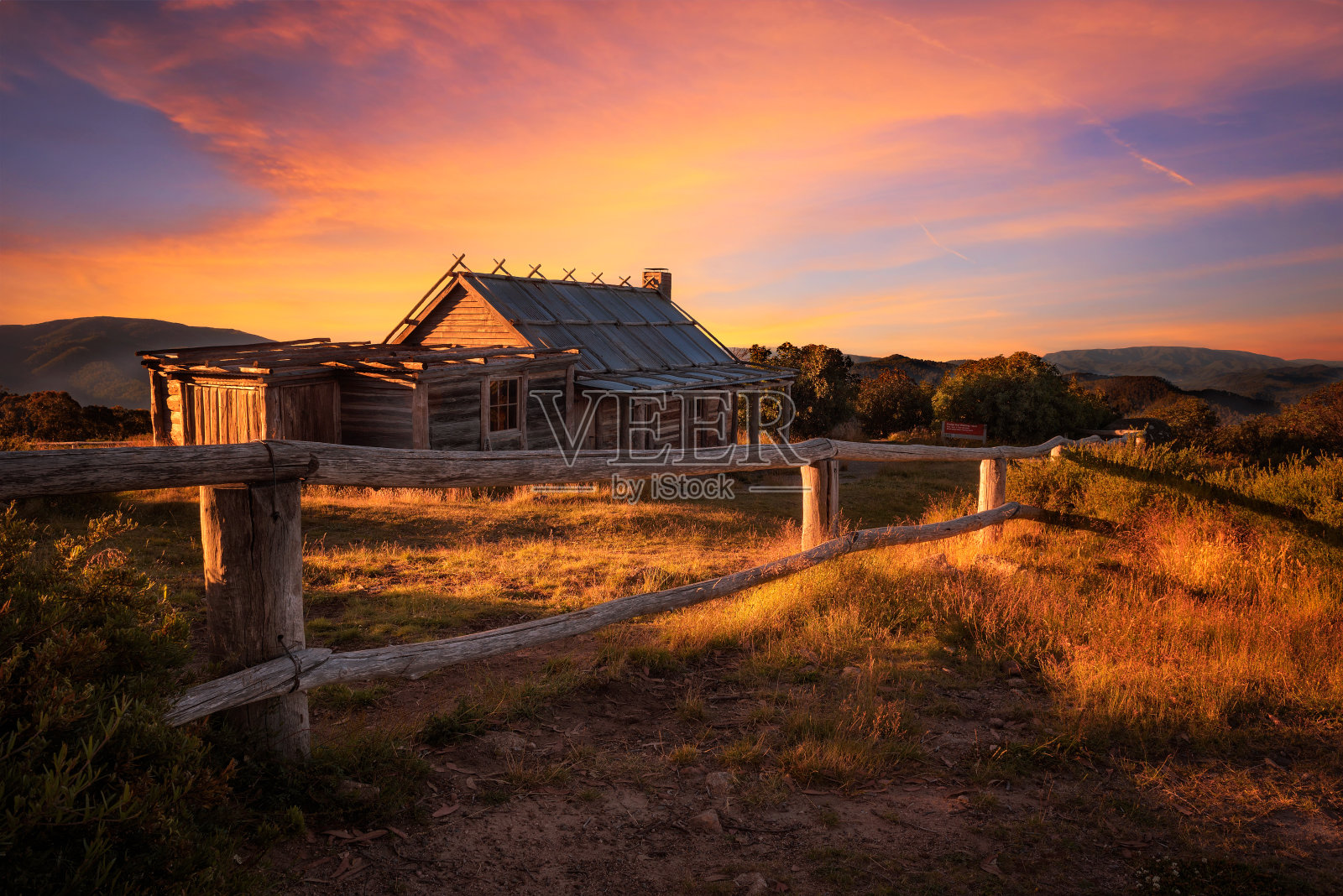 澳大利亚维多利亚阿尔卑斯山克雷格小屋上的日落照片摄影图片