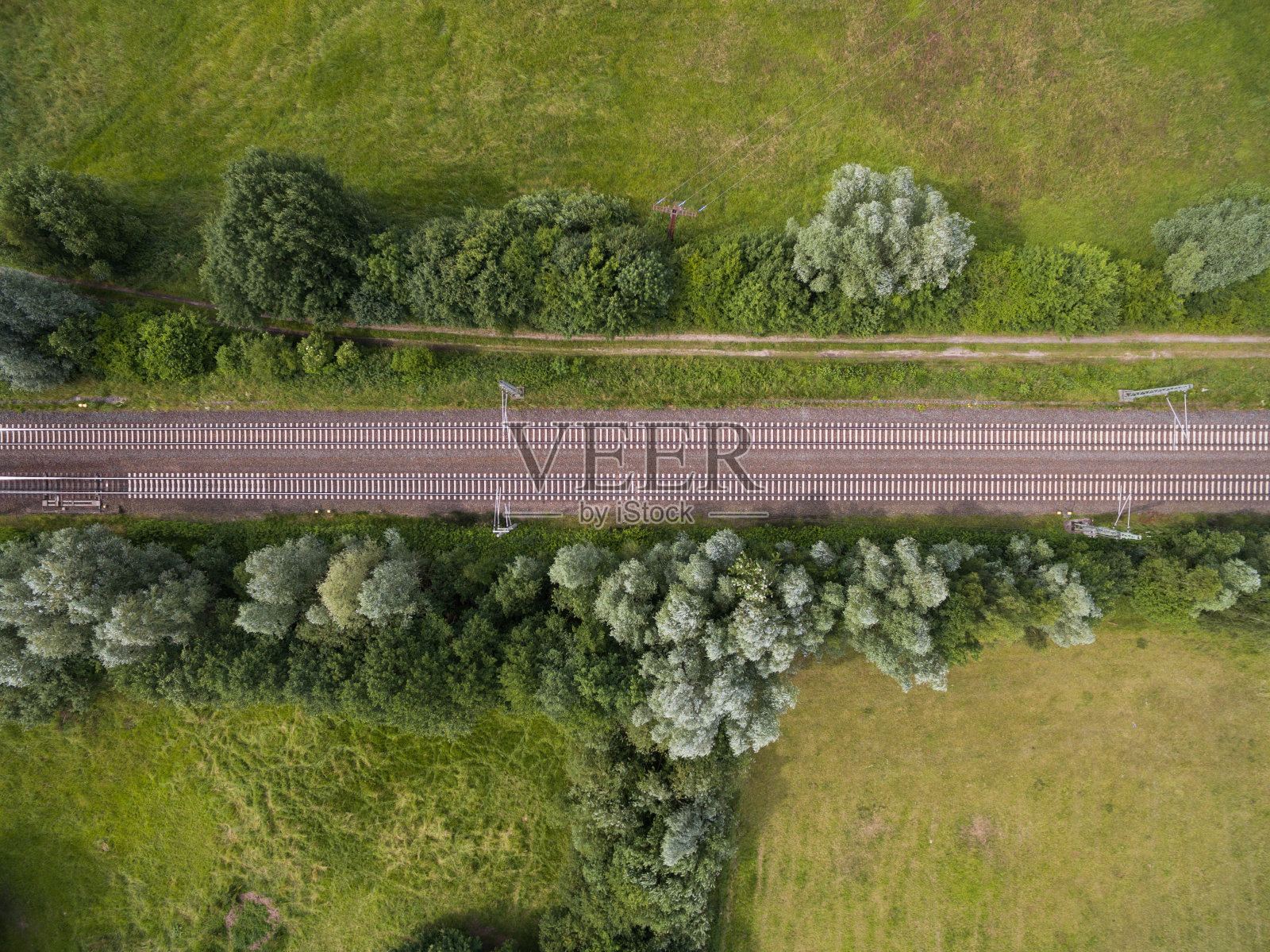 德国农村地区铁路轨道鸟瞰图照片摄影图片