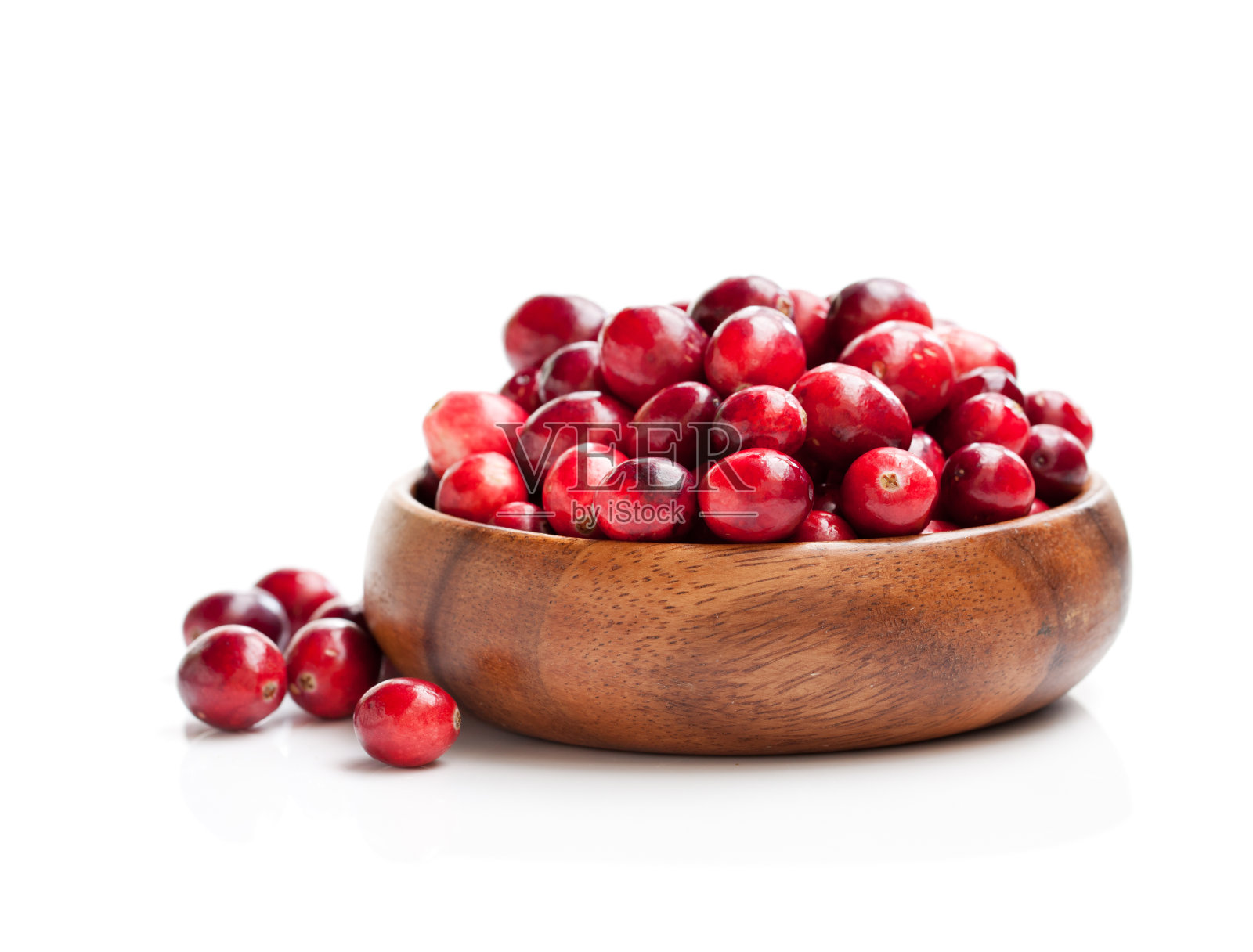 新鲜的蔓越莓在木碗孤立在白色背景照片摄影图片