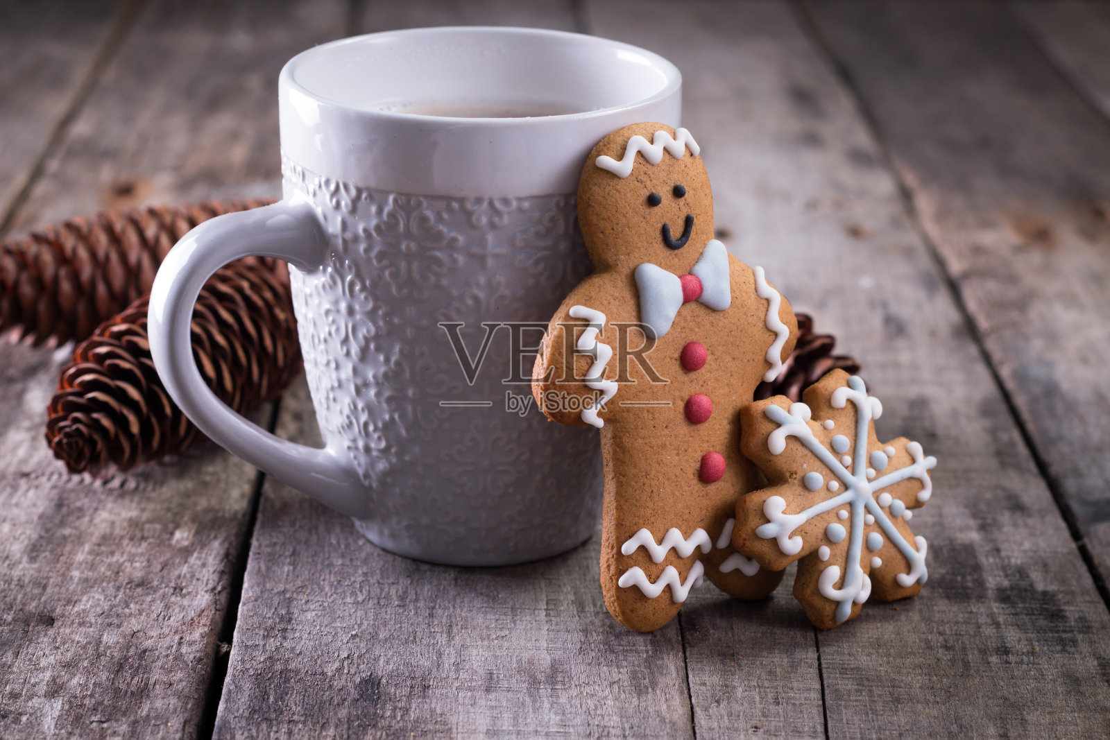 一杯热巧克力或可可与姜饼饼干圣诞组合在古董木桌子的背景。照片摄影图片