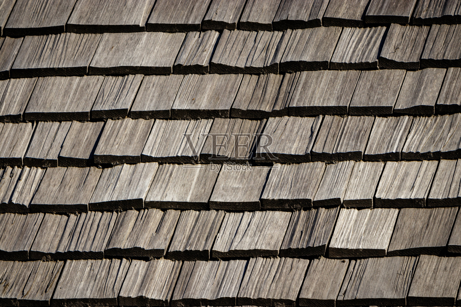 黑色森林农场屋顶的木瓦照片摄影图片