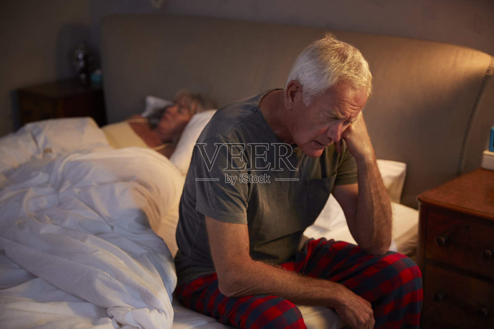焦虑的老年人在床上遭受失眠照片摄影图片