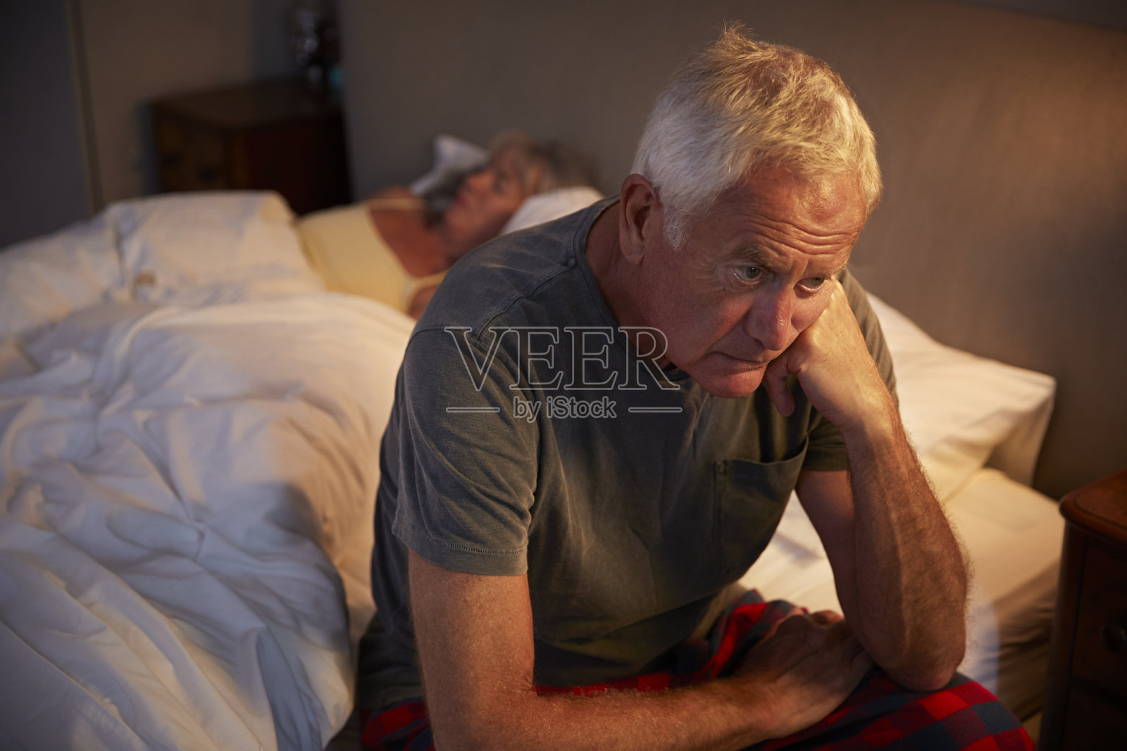 焦虑的老年人在床上遭受失眠照片摄影图片