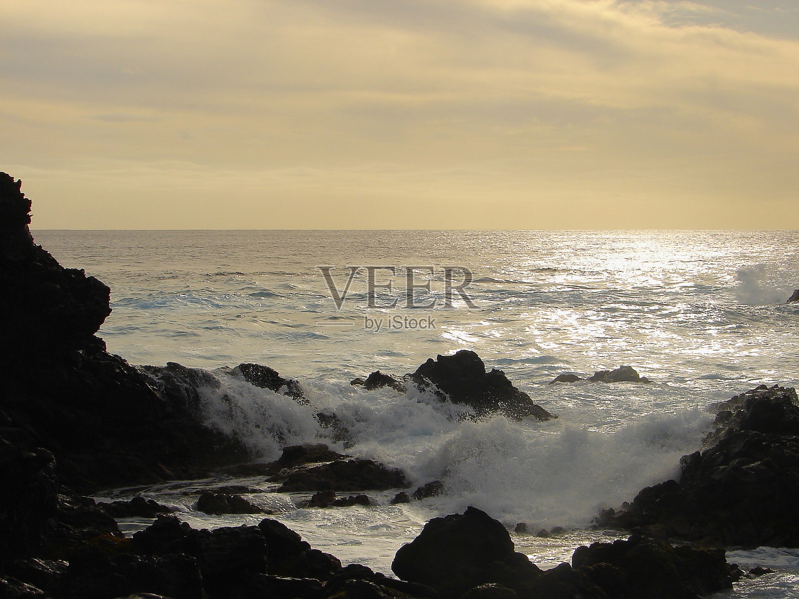 令人印象深刻的复活节岛和戏剧性的海岸线:蓝色的海浪拍打岩石形成的悬崖-拉帕努伊古老文明-田诗般的太平洋在戏剧性的日落，戏剧性的风景全景-智利照片摄影图片