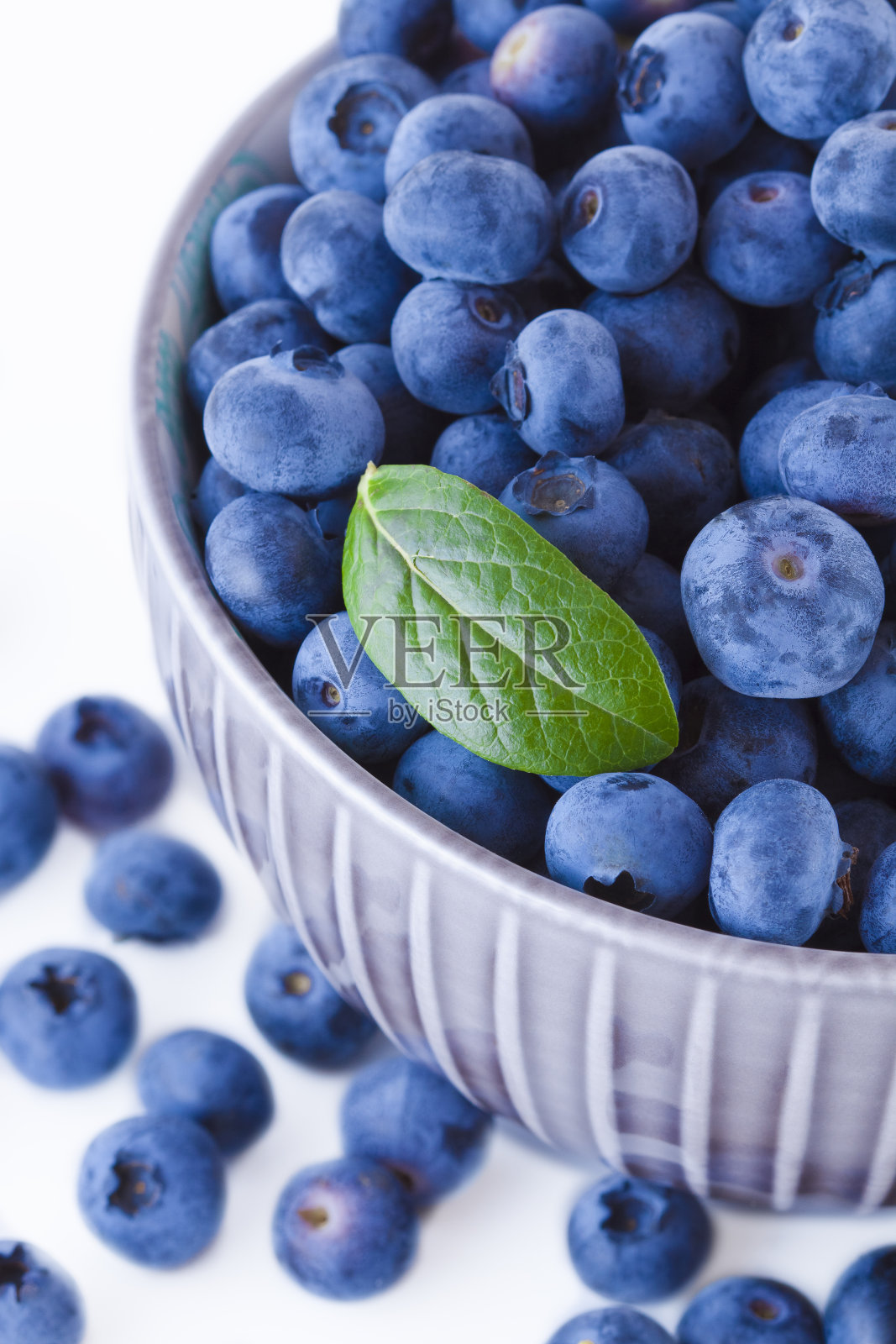 新鲜的蓝莓放在碗里照片摄影图片