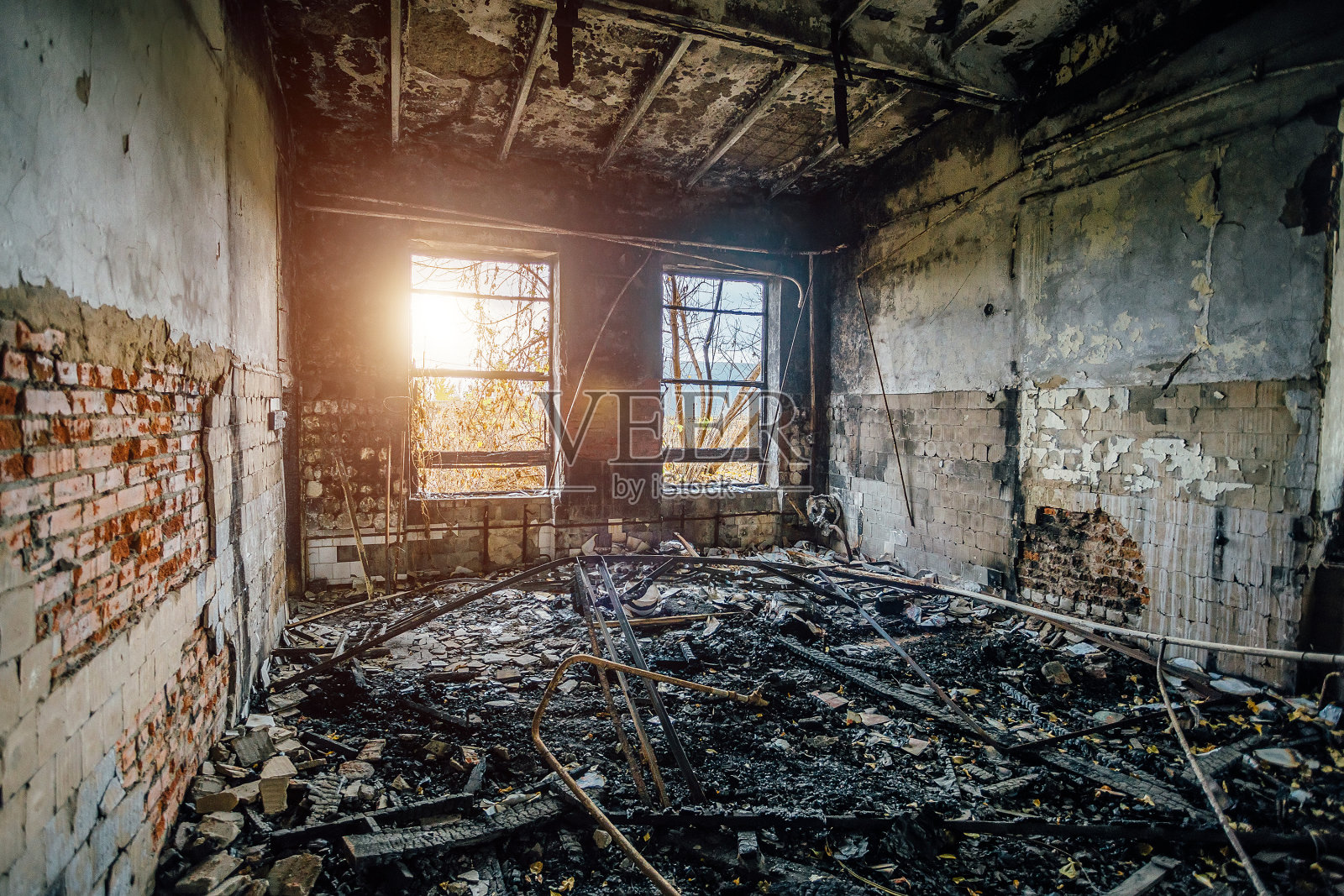 工厂火灾后，工业大厅内部被烧毁照片摄影图片