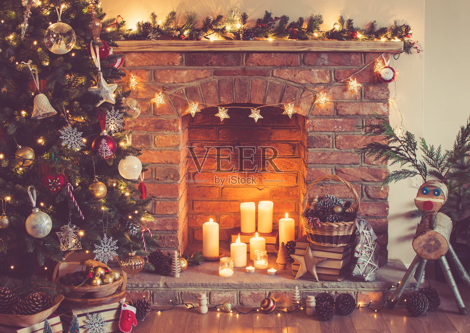 圣诞节用壁炉和蜡烛装饰房间照片摄影图片