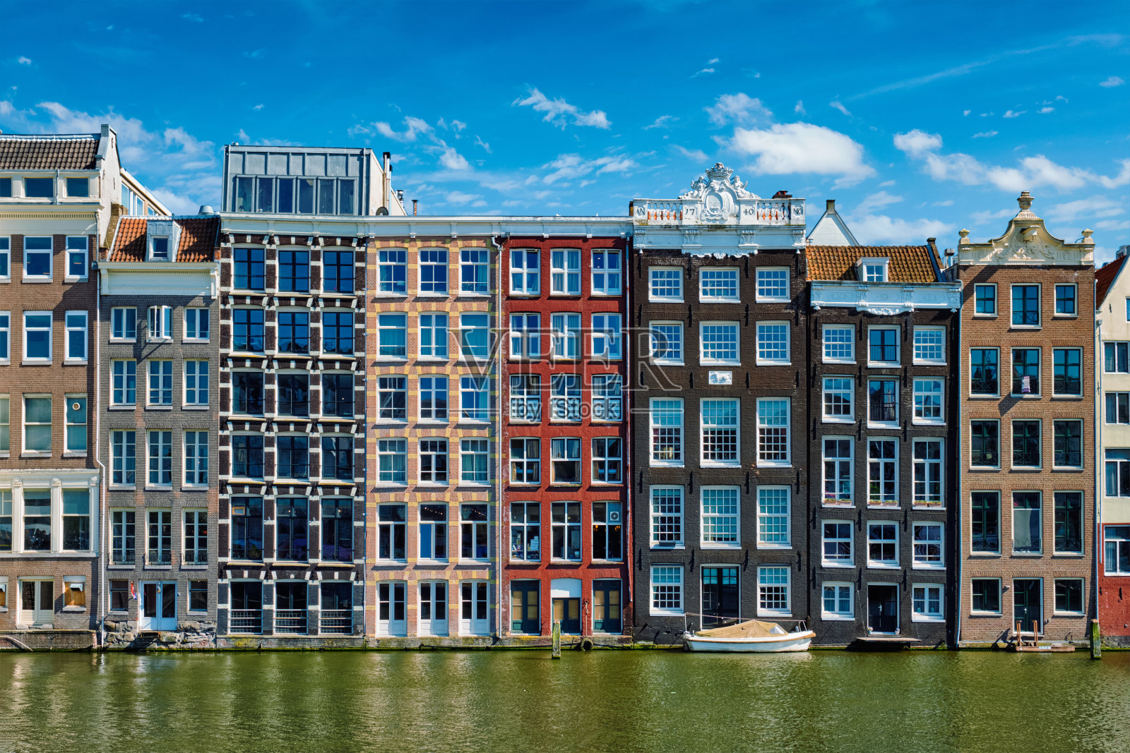 阿姆斯特丹达姆拉克运河上的房子和船。自动对盘及成交系统照片摄影图片