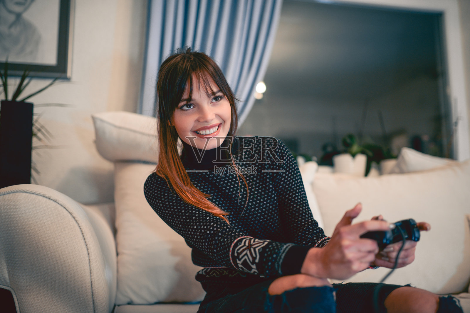微笑的女性在家里玩电子游戏照片摄影图片